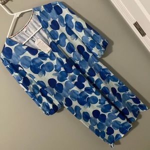 Small midi dress. Blue polka dots, v neck. 3/4 sleeve